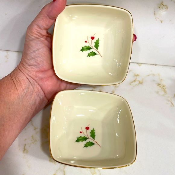 SET OF 2 LENOX HOLIDAY JOLLY BERRY COLLECTION 4.125” x 4.125” x 1.25” - Picture 6 of 15